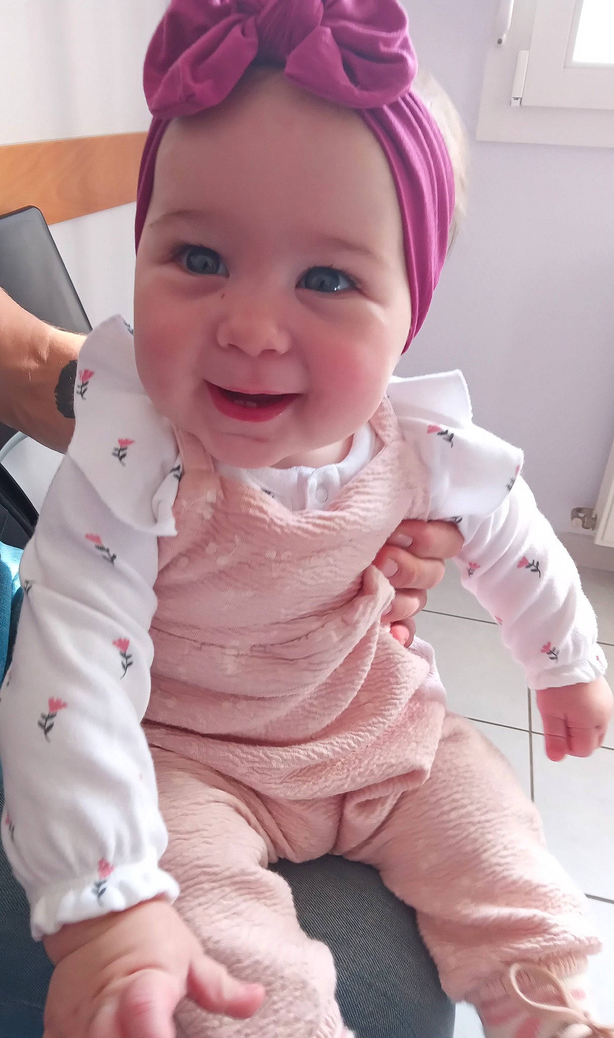 Rose participe au concours pour gagner de l'argent avec cette photo : baby, baby_toddler_clothing, cheek, chin, face, facial_expression, hand, happy, head, joy, lip, mouth, person, pink, product, purple, skin, sleeve, smile, textile