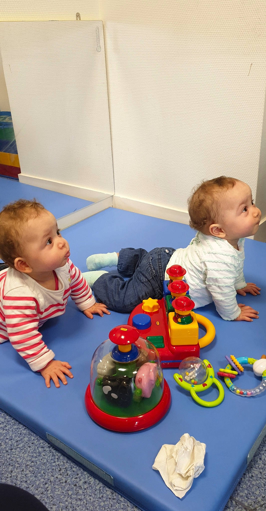 Jade Et Opale a rejoint le concours — aidez-le/la à gagner de superbes lots ! baby, baby_playing_with_toys, baby_toys, child, fun, kindergarten, learning, person, play, playset, room, sharing, sitting, toddler, toy