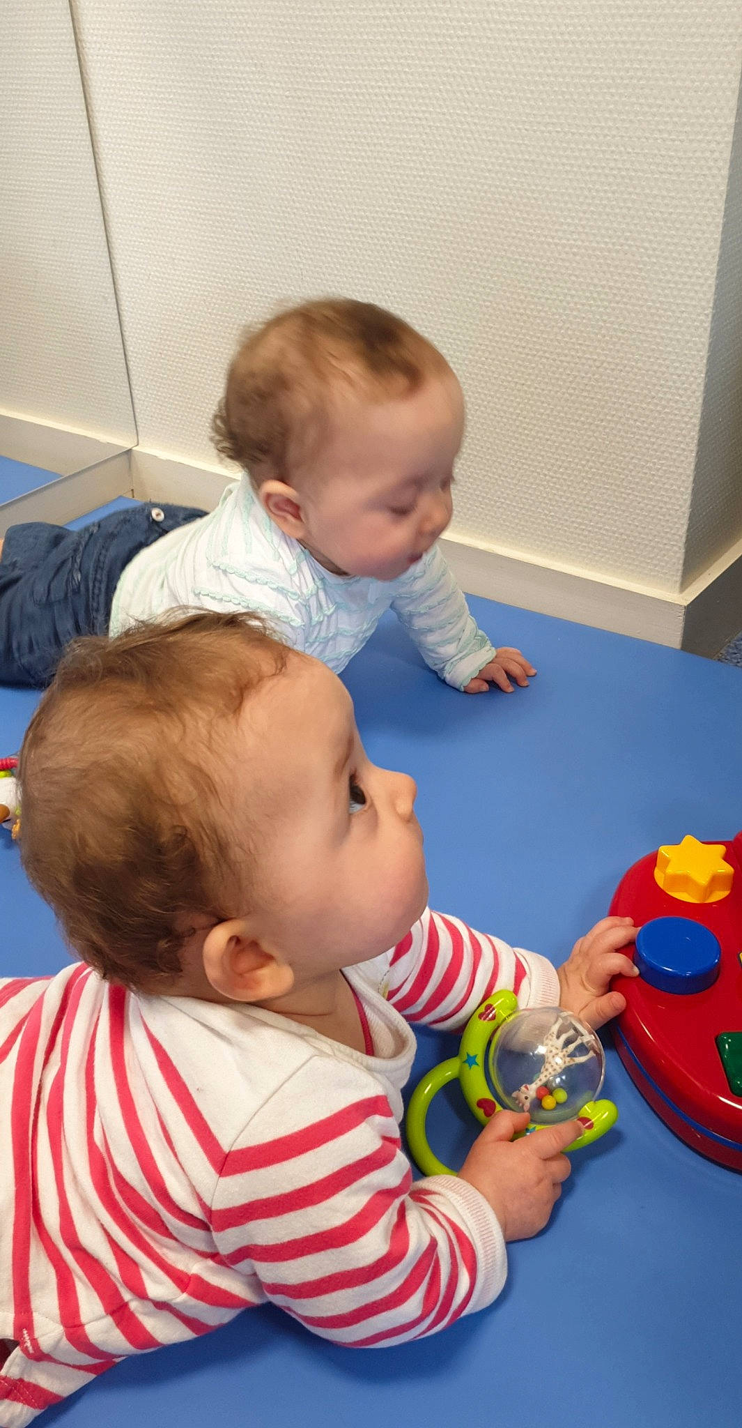 Jade Et Opale a rejoint le concours — aidez-le/la à gagner de superbes lots ! baby, baby_playing_with_toys, baby_toys, child, person, play, product, room, sitting, skin, toddler, toy