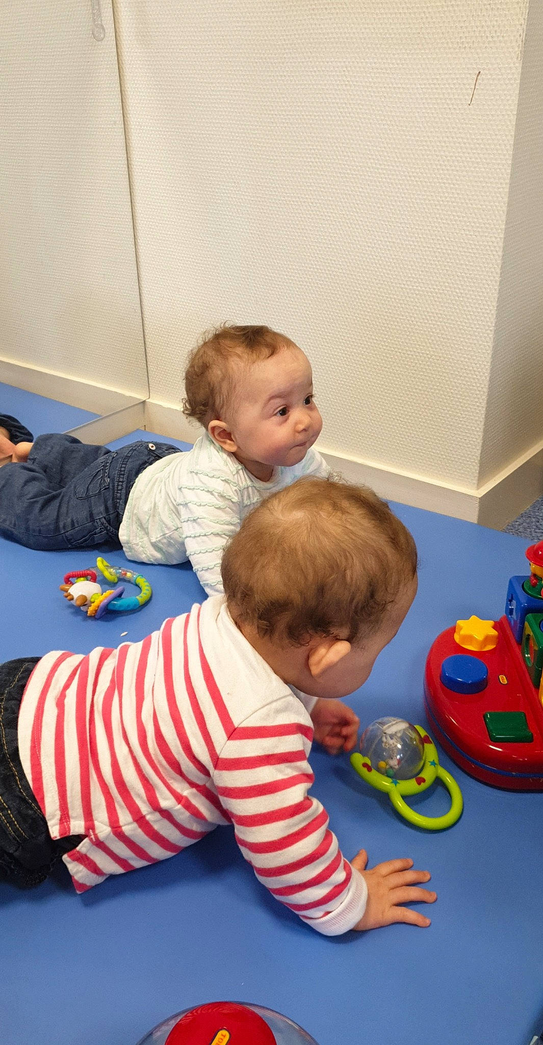 Jade Et Opale a rejoint le concours — aidez-le/la à gagner de superbes lots ! baby, baby_playing_with_toys, baby_toys, child, person, play, room, sitting, toddler, toy