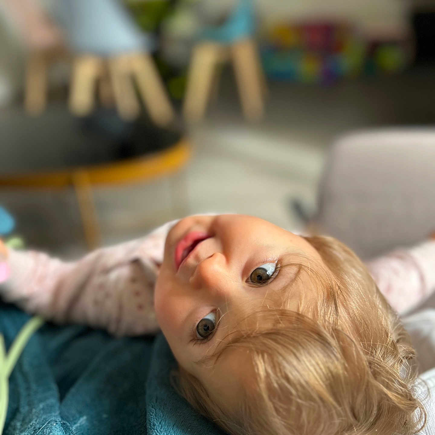 Nora participe au concours pour gagner de l'argent avec cette photo : architecture, baby, blanket, blonde, bodypart, couch, cushion, face, finger, furniture, hair, hand, happy, head, homedecor, newborn, person, photography, portrait, smile