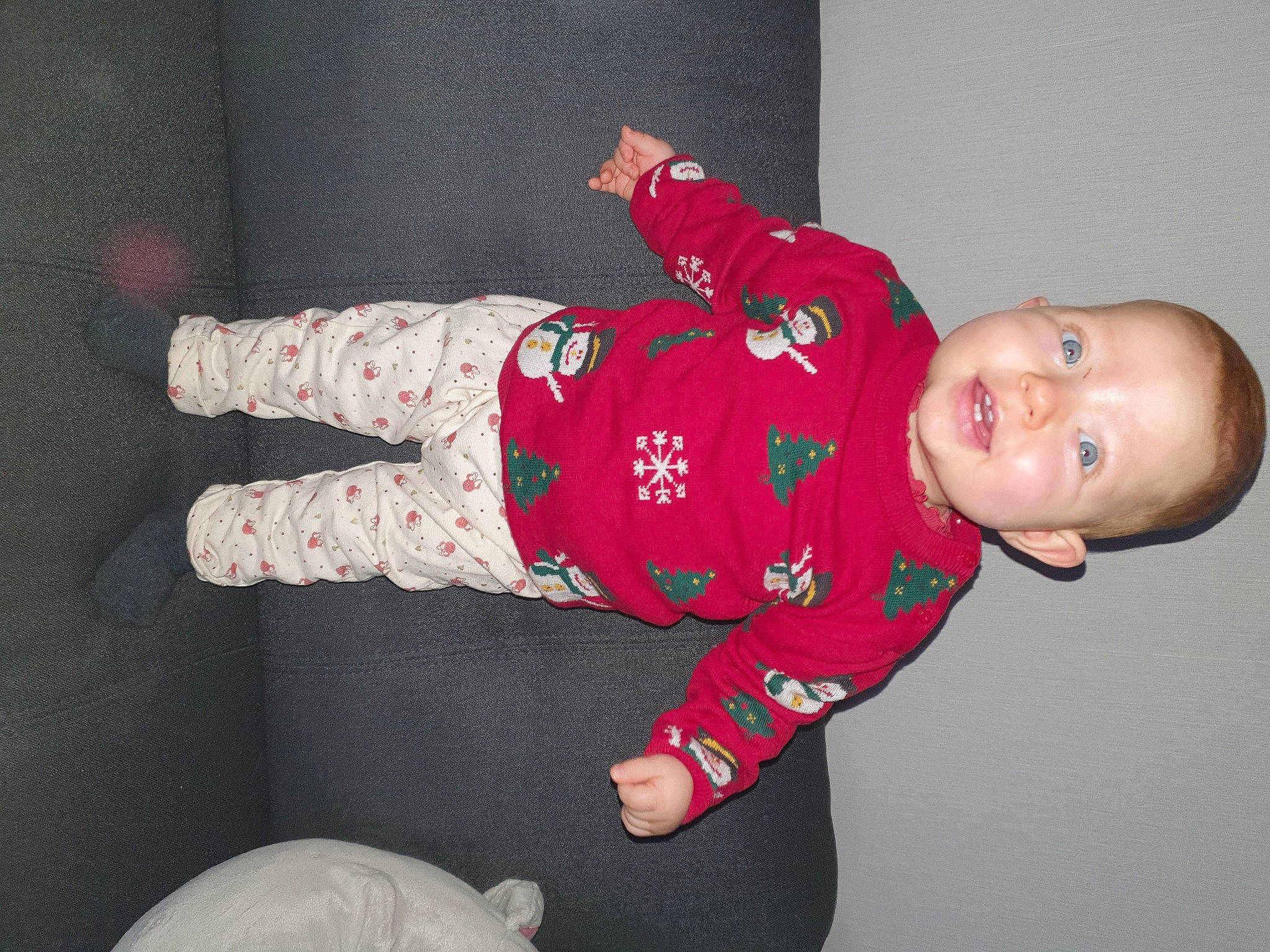 Luna a rejoint le concours — aidez-le/la à gagner de superbes lots ! baby, baby_toddler_clothing, carmine, child, comfort, face, finger, floor, flooring, fun, head, human_leg, knee, leg, person, room, sitting, sleeve, smile, sock