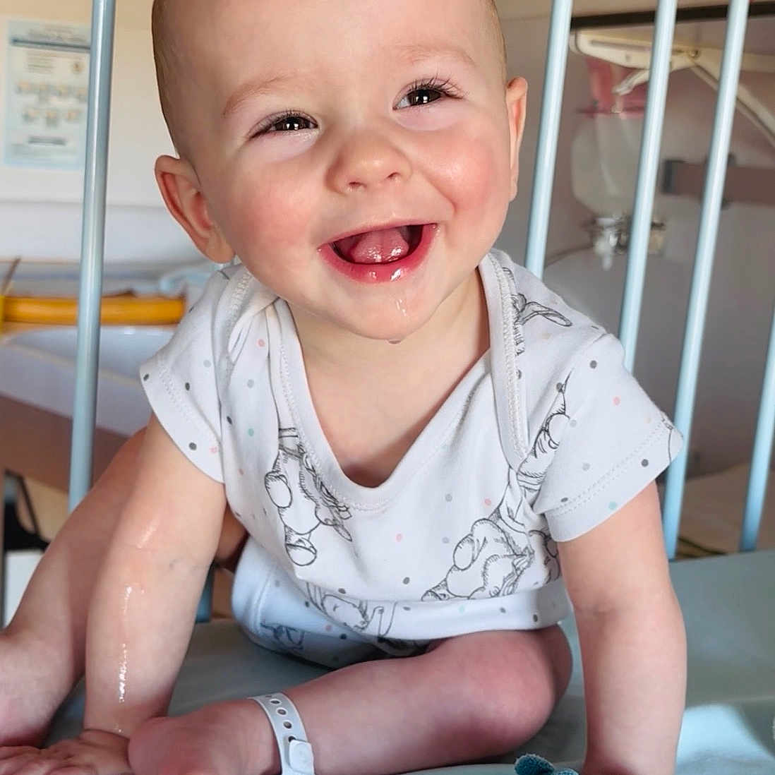 Pryam participe au concours pour gagner de l'argent avec cette photo : baby, smiling, infant, onesie, crib, hospital, wristband, pacifier, toy, cute, happy, child, face, skin, hand, foot, indoor, portrait, sitting, young