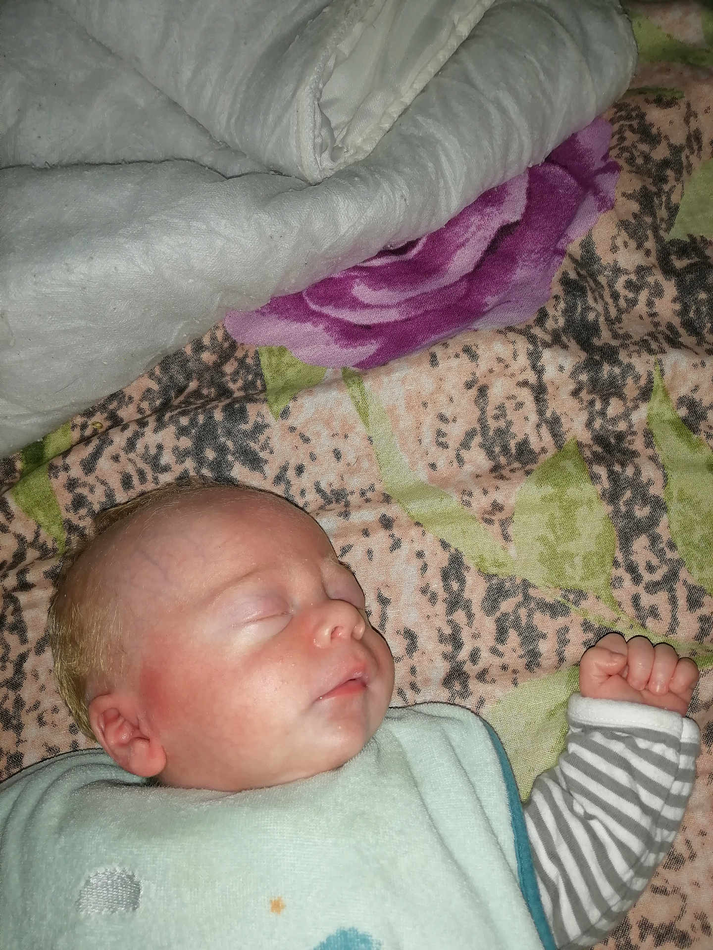 Lincoln a rejoint le concours — aidez-le/la à gagner de superbes lots ! baby, sleeping, blanket, bedspread, infant, peaceful, cozy, child, face, hand, clothing, striped_sleeve, rest, cute, portrait, newborn, soft, indoors, young, relaxed