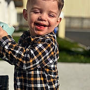 Liyano participe au concours pour gagner de l'argent avec cette photo : child, toddler, smiling, plaid_shirt, outdoor, sunlight, cup, happy, face, short_hair, person, daylight, joy, casual_clothing, young_child, cheerful, portrait, candid, emotion, expression