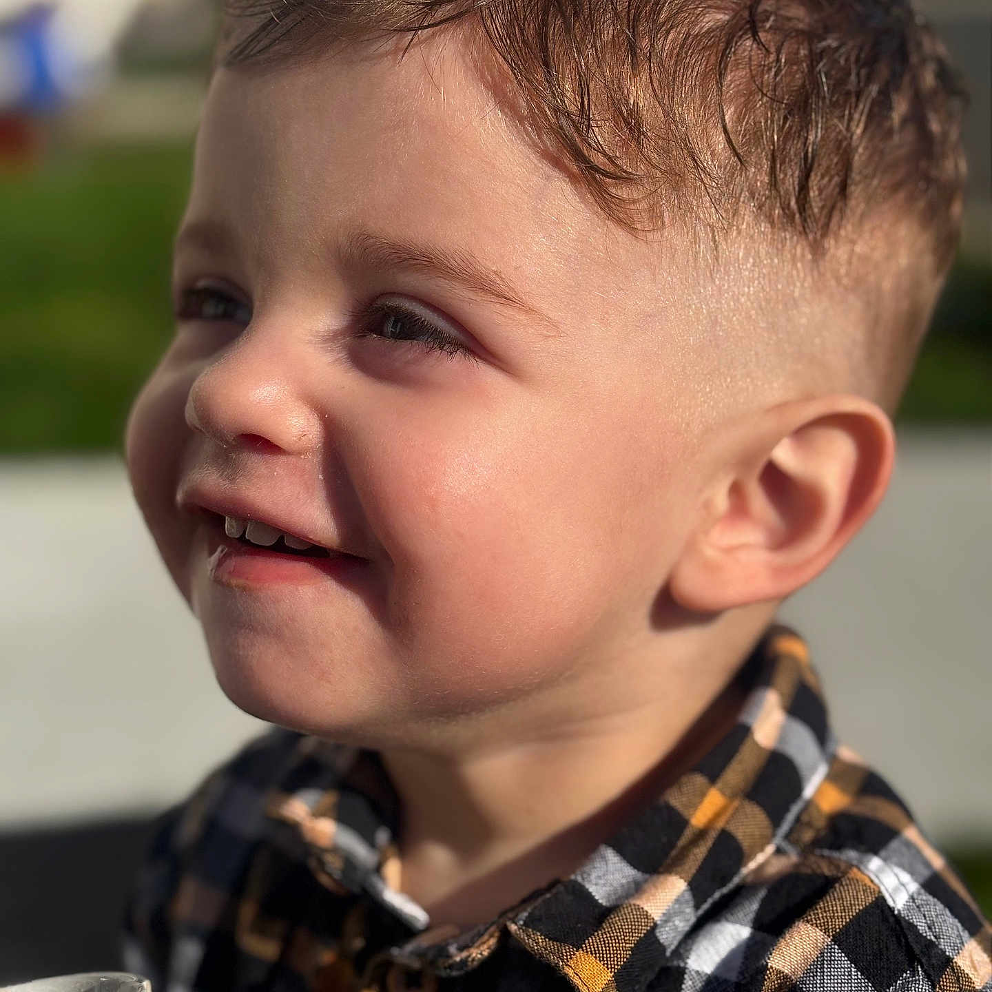 Liyano participe au concours pour gagner de l'argent avec cette photo : child, toddler, smile, face, haircut, plaid_shirt, cup, mug, outdoor, sunlight, portrait, happy, young, cute, cheerful, skin, ear, clothing, casual, daylight
