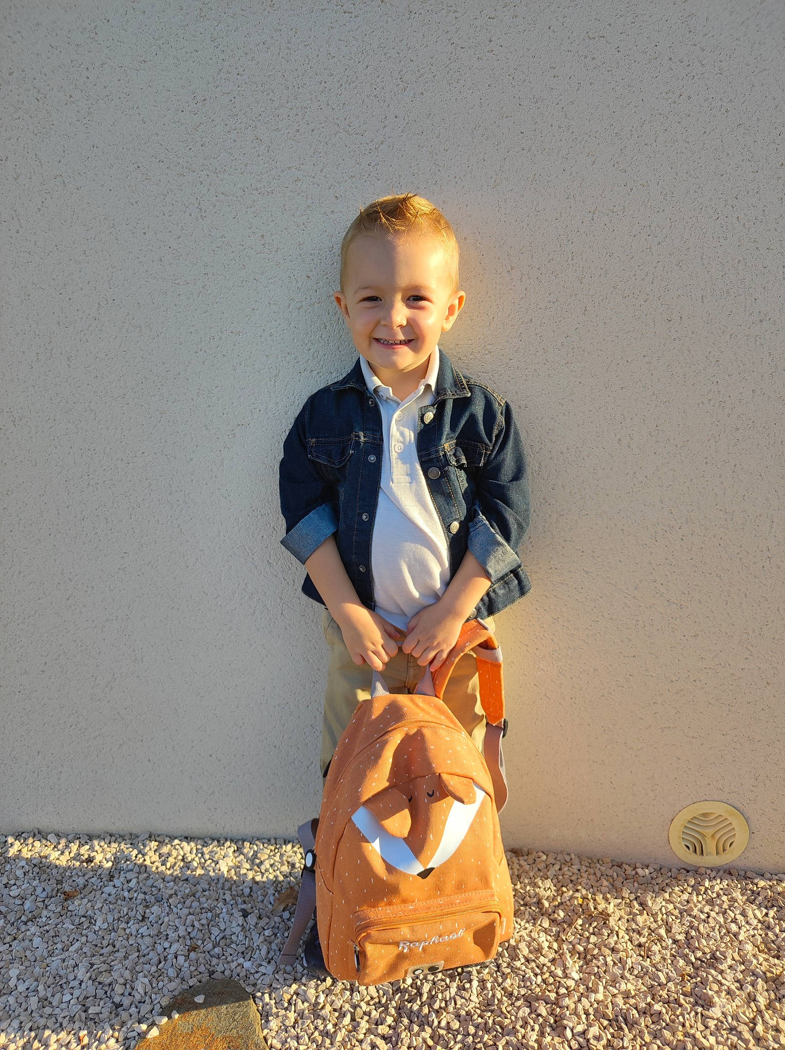 Raphaël a rejoint le concours — aidez-le/la à gagner de superbes lots ! baby, baby_toddler_clothing, calabaza, child, dress_shirt, electric_blue, flooring, formal_wear, fun, happy, joy, people_in_nature, person, pumpkin, sitting, sleeve, smile, suit, tie, toddler