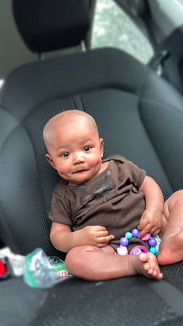 Malià is registered to the contest to win money with this photo: auto_part, automotive_design, baby, car_seat, child, comfort, face, finger, foot, fun, hand, head_restraint, mouth, nail, person, personal_luxury_car, sitting, skin, smile, thumb