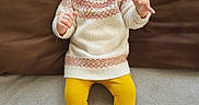 Amélia a rejoint le concours — aidez-le/la à gagner de superbes lots ! baby, couch, cozy, cushion, cute, fabric, feet, fringe, hands, happy, indoor, infant, moccasins, portrait, shoes, smiling, socks, sweater, toddler, yellow_leggings