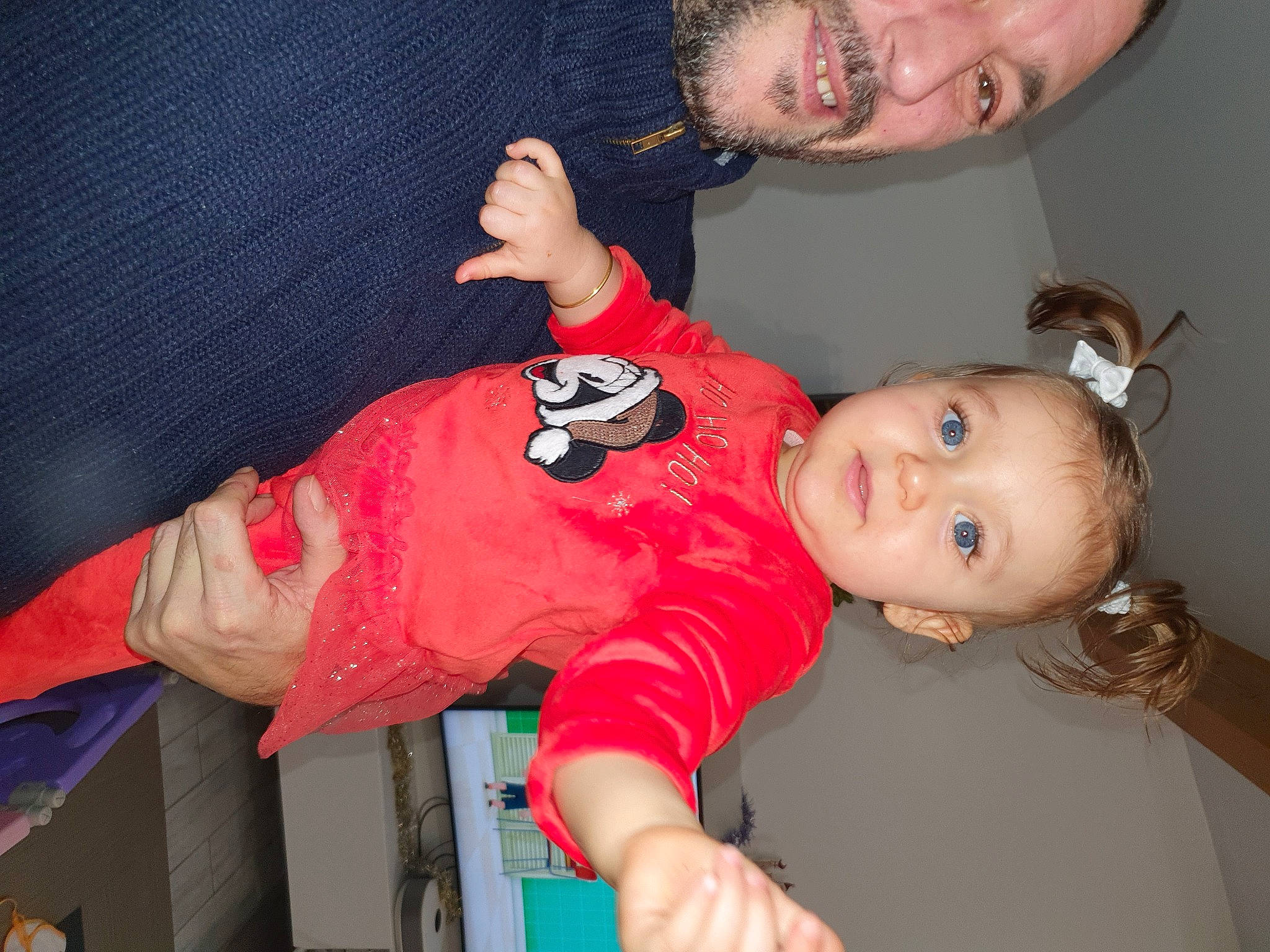 Camille participe au concours pour gagner de l'argent avec cette photo : arm, baby, baby_toddler_clothing, beard, cheek, child, event, eyelash, finger, flash_photography, fun, gesture, happy, joint, joy, mouth, muscle, nose, person, sleeve