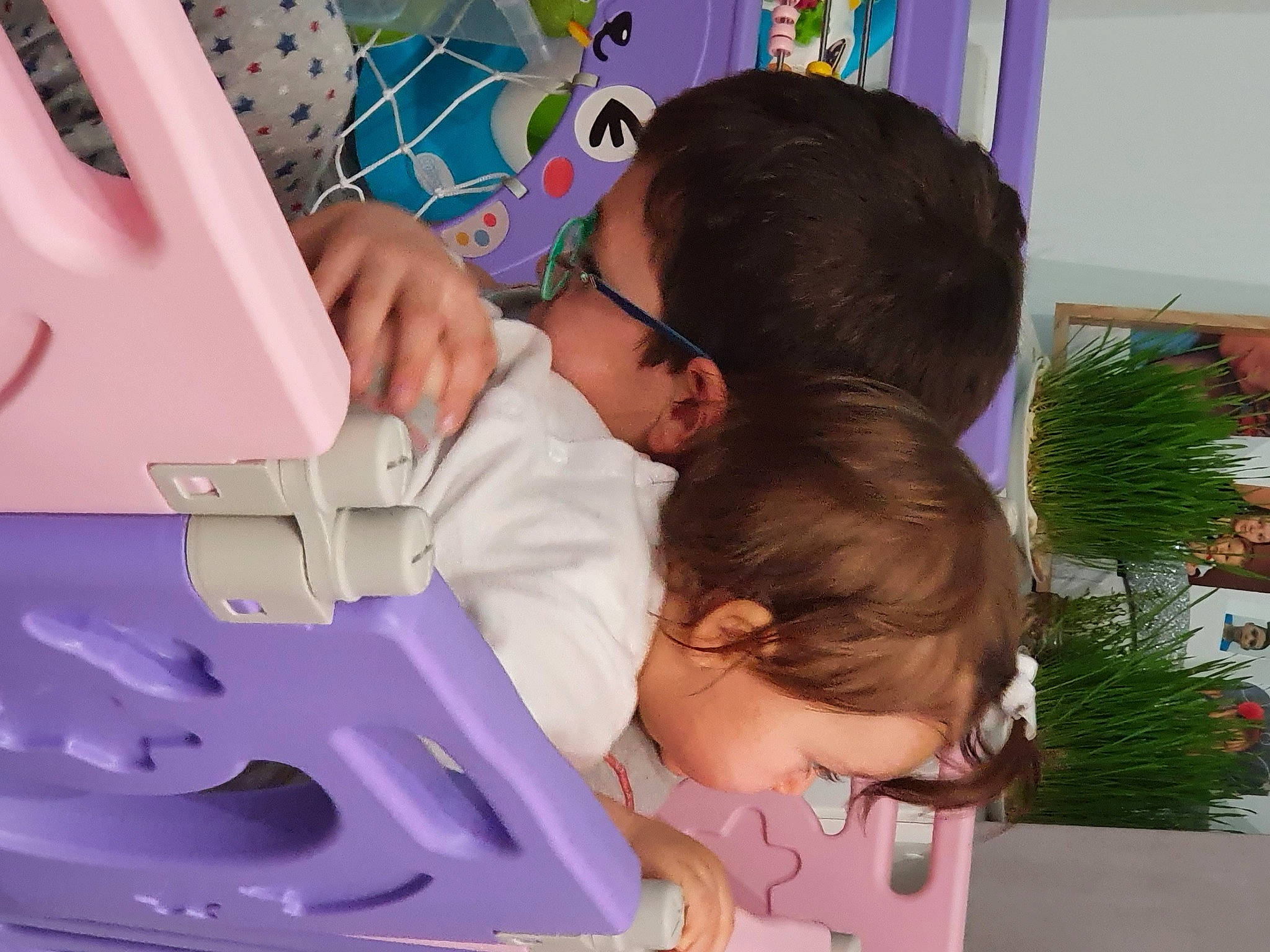 Camille a rejoint le concours — aidez-le/la à gagner de superbes lots ! baby, child, ear, eyewear, fun, glasses, happy, kindergarten, learning, leisure, pattern, person, plant, plastic, play, purple, recreation, room, t_shirt, toddler