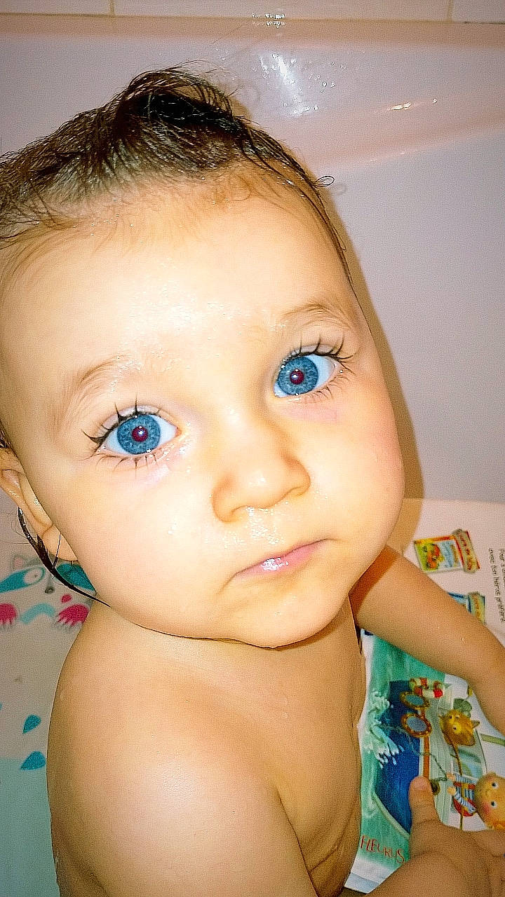 Camille participe au concours pour gagner de l'argent avec cette photo : arm, cheek, chin, ear, eye, eyebrow, eyelash, forehead, hair, hairstyle, head, human_body, iris, jaw, lip, mouth, neck, nose, person, skin