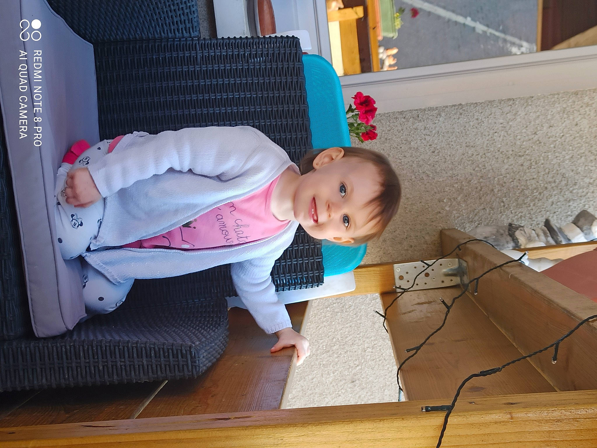 Juliette a rejoint le concours — aidez-le/la à gagner de superbes lots ! baby, baby_products, baby_safety, baby_toddler_clothing, cardboard, child, comfort, floor, flooring, hardwood, joy, person, room, sitting, smile, toddler, wood, wood_flooring