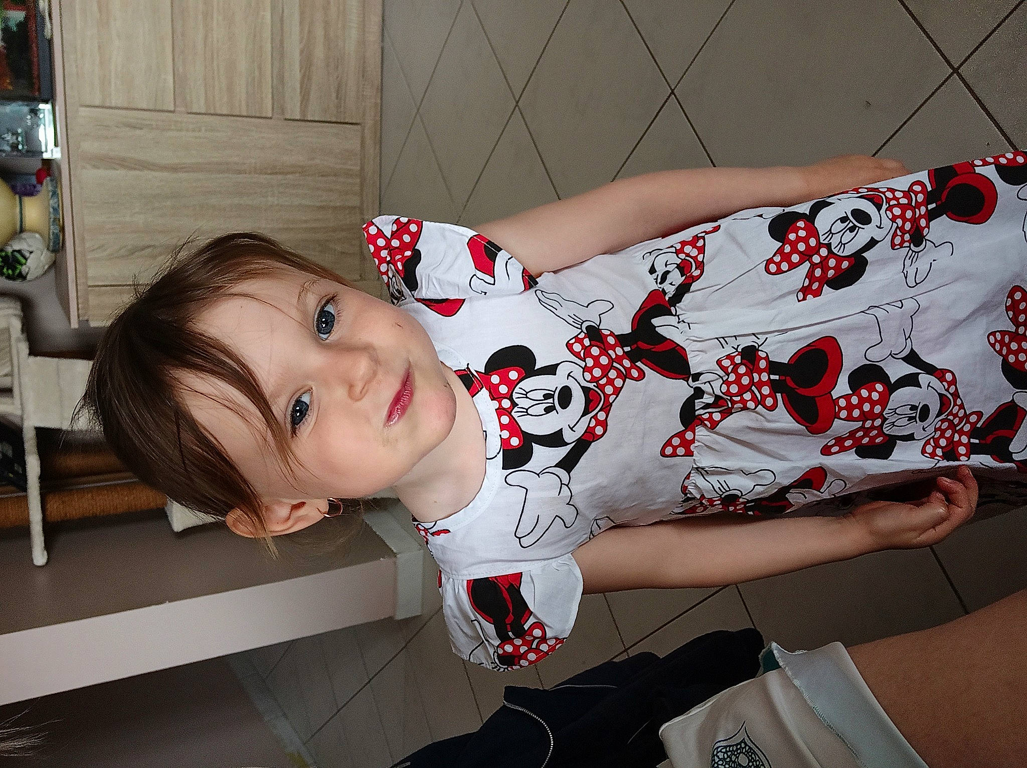 Juliette participe au concours pour gagner de l'argent avec cette photo : arm, black_hair, dress, elbow, face, flash_photography, happy, human_body, human_leg, joint, knee, leg, pattern, person, plant, sleeve, smile, thigh, waist, wood