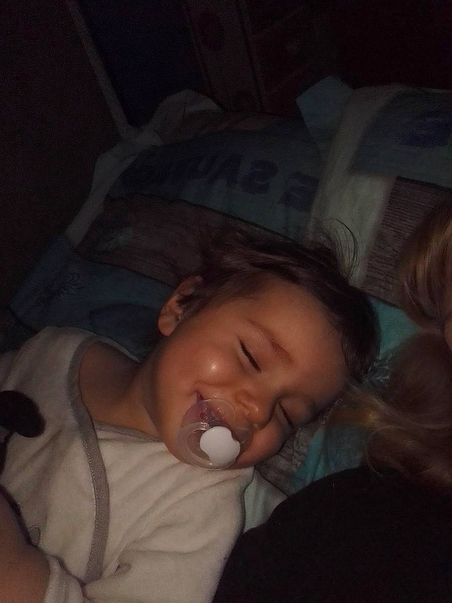 Joey a rejoint le concours — aidez-le/la à gagner de superbes lots ! baby, baby_toddler_clothing, bed, bedtime, cheek, comfort, darkness, ear, flash_photography, fun, happy, head, iris, joy, lip, mouth, nose, person, room, sitting