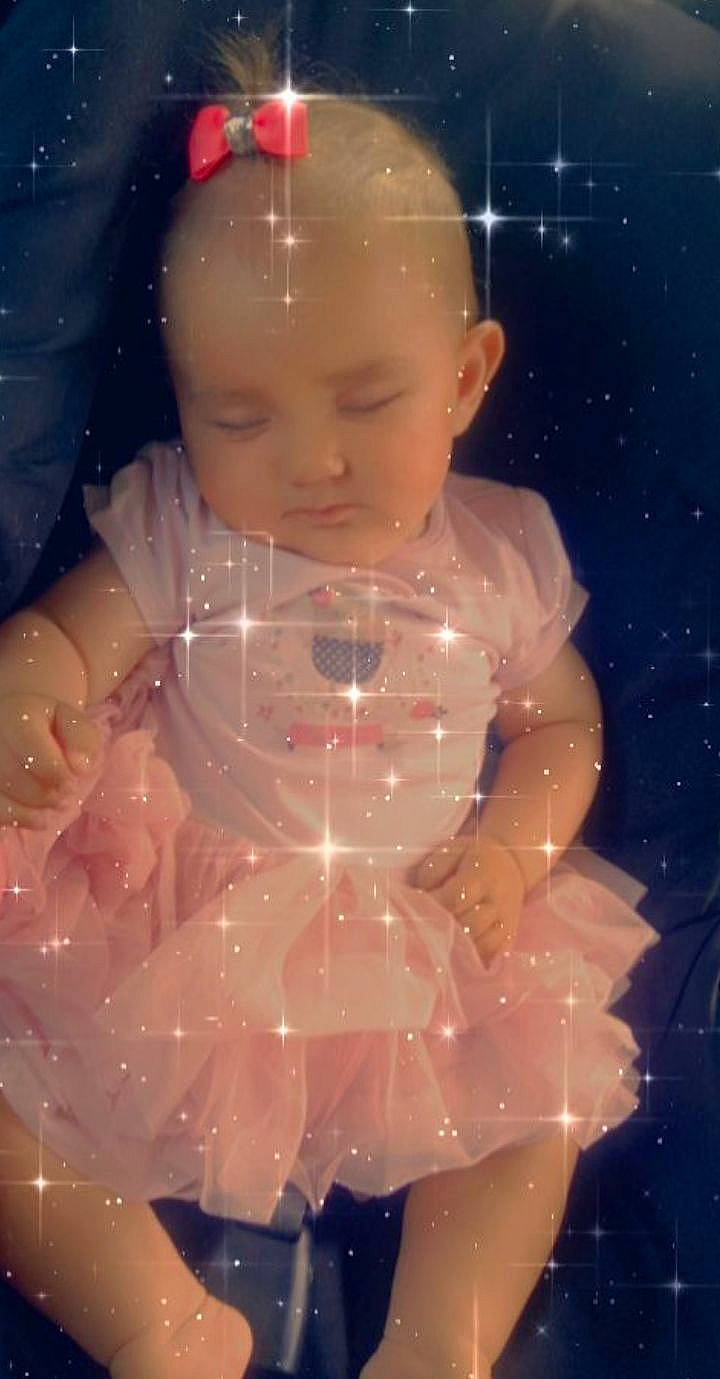 Djouliana participe au concours pour gagner de l'argent avec cette photo : arm, art, baby_toddler_clothing, bathing, beauty, cheek, chest, dress, face, fun, hand, head, headgear, headwear, human_body, iris, lip, person, pink, toddler