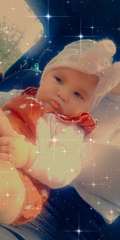 Djouliana participe au concours pour gagner de l'argent avec cette photo : art, baby, baby_products, cheek, child, christmas, christmas_eve, christmas_ornament, dress, event, fashion_accessory, fictional_character, fun, happy, headwear, holiday, human_body, nose, ornament, person