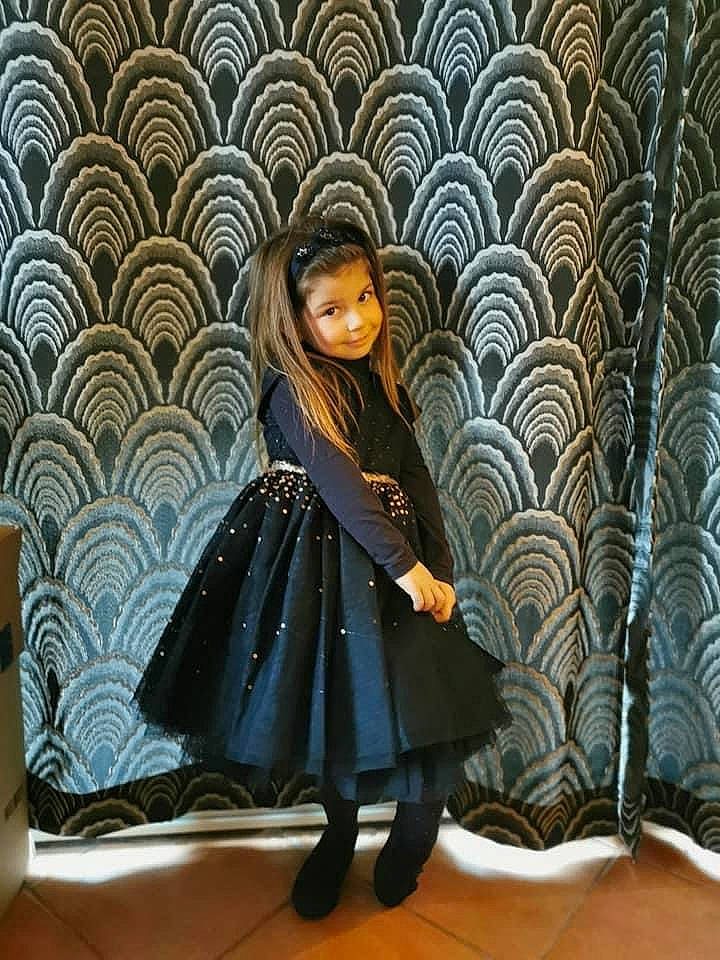 Zoe a rejoint le concours — aidez-le/la à gagner de superbes lots ! art, black_hair, cg_artwork, doll, dress, electric_blue, eyewear, fashion_accessory, fashion_design, flooring, formal_wear, joy, long_hair, pattern, person, sleeve, street_fashion, textile, toy, tree