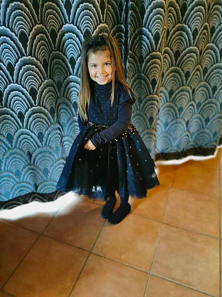 Zoe a rejoint le concours — aidez-le/la à gagner de superbes lots ! beauty, electric_blue, fashion_design, flash_photography, floor, flooring, formal_wear, hair, happy, head, joy, long_hair, organ, pattern, person, purple, sleeve, smile, standing, street_fashion