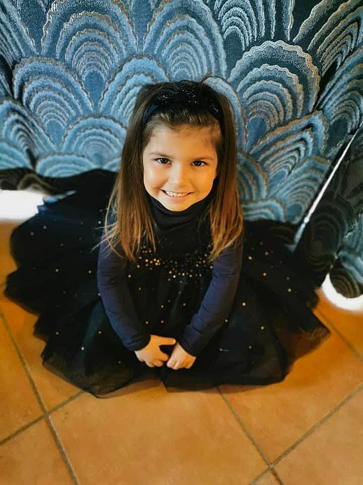 Zoe participe au concours pour gagner de l'argent avec cette photo : black_hair, blond, brown_hair, cool, electric_blue, flash_photography, floor, flooring, fun, hairstyle, happy, human_leg, joint, joy, long_hair, outerwear, person, skin, smile, sneakers