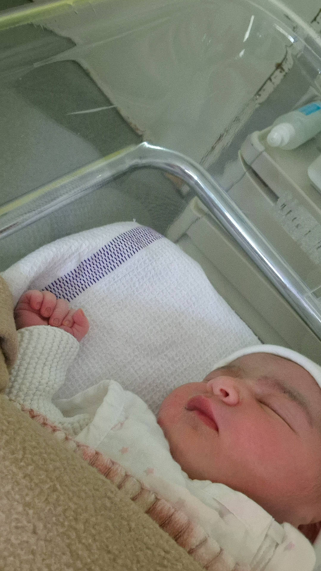 Julia participe au concours pour gagner de l'argent avec cette photo : architecture, baby, bed, blanket, bodypart, building, cradle, crib, face, finger, furniture, hand, head, hospital, infantbed, newborn, person, photography, portrait, sleeping