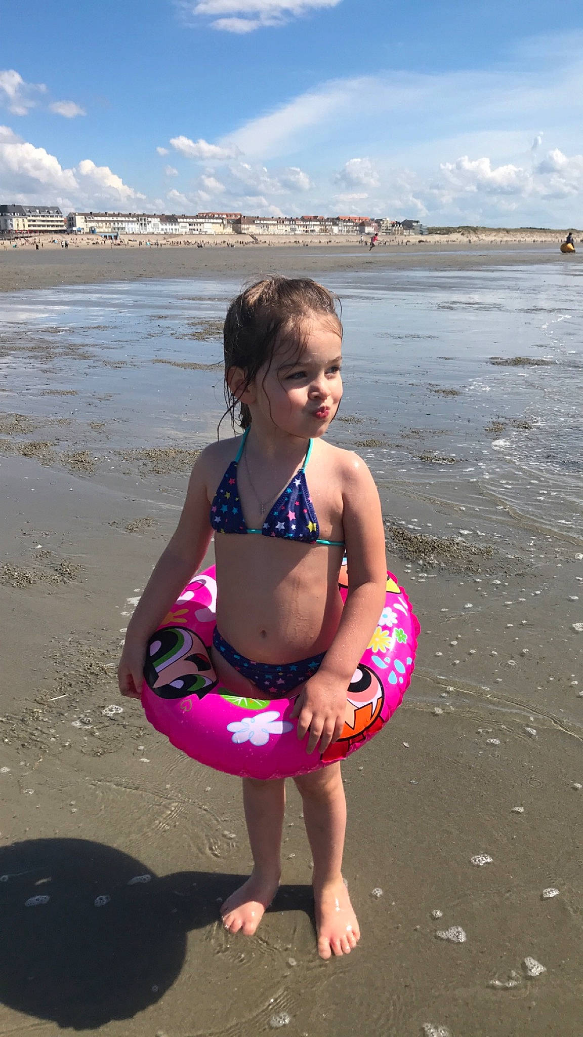 Anna a rejoint le concours — aidez-le/la à gagner de superbes lots ! barefoot, beach, child, coast, fun, holiday, ocean, person, personal_protective_equipment, pink, play, sand, sea, smile, summer, swimwear, toddler, vacation, wave