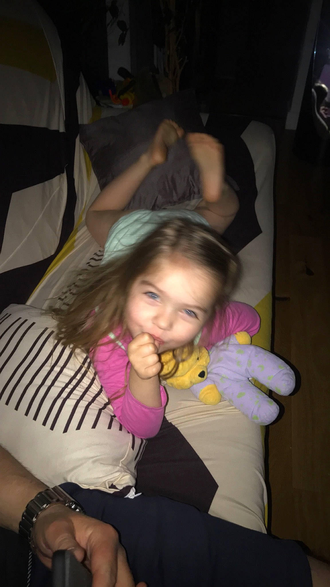 Anna a rejoint le concours — aidez-le/la à gagner de superbes lots ! arm, black_hair, child, finger, fun, leg, mouth, party, person, pink