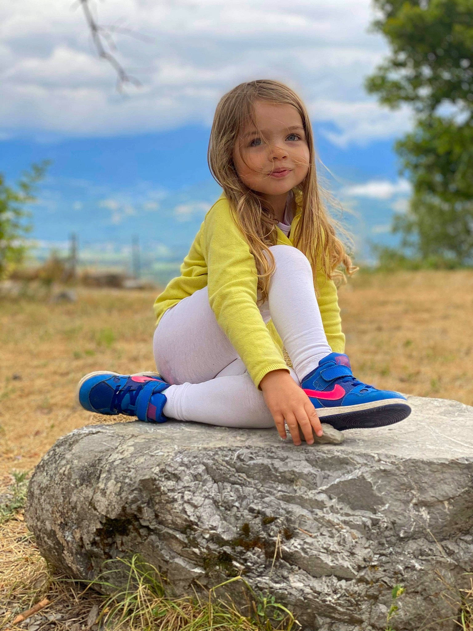 Anna a rejoint le concours — aidez-le/la à gagner de superbes lots ! child, child_model, fawn, grass, happy, joy, knee, leg, long_hair, people_in_nature, person, photograph, photography, play, rock, sitting, smile, toddler, vacation