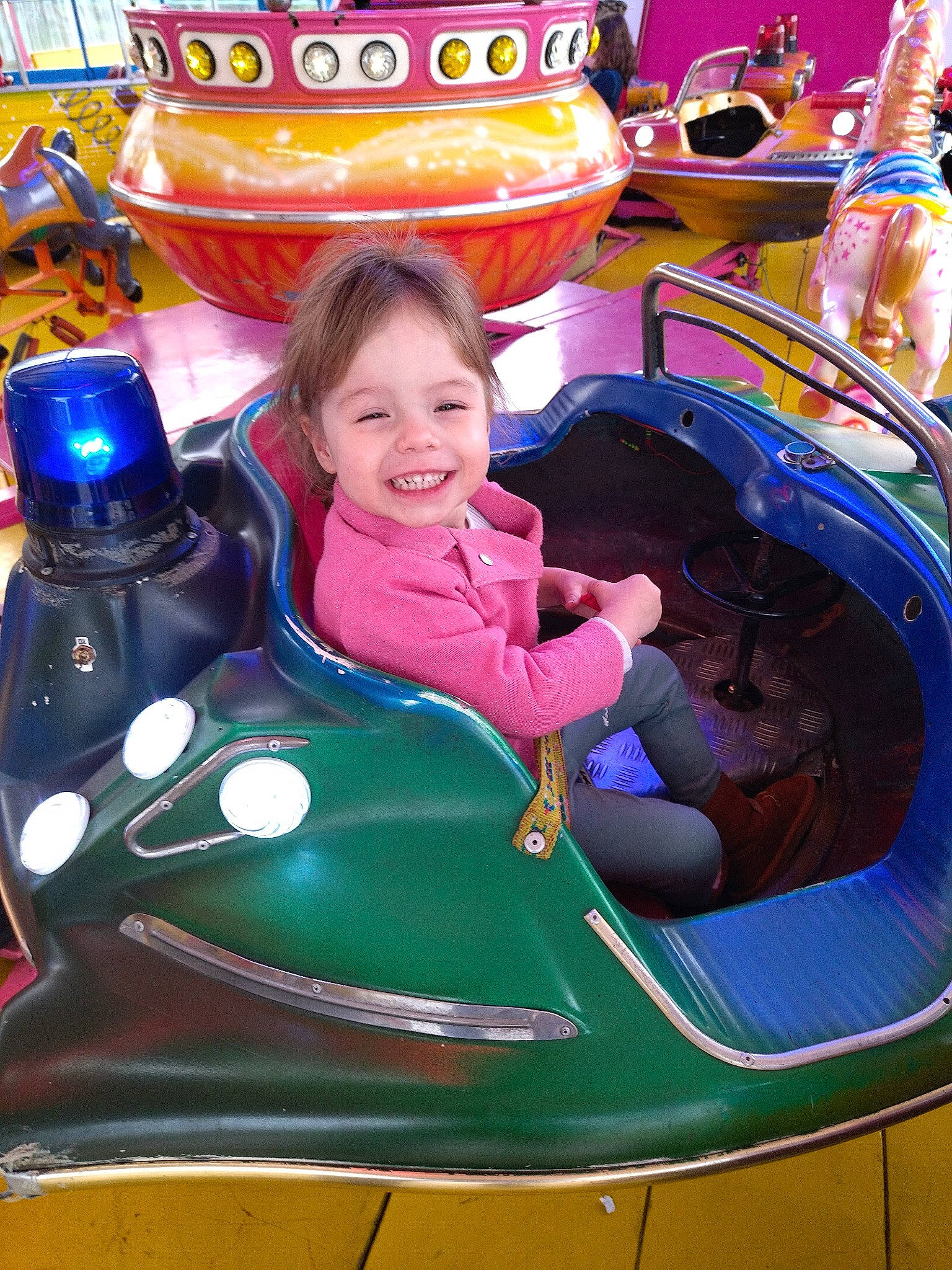 Laura a rejoint le concours — aidez-le/la à gagner de superbes lots ! amusement_ride, automotive_exterior, bumper, child, event, fun, happy, joy, leisure, mode_of_transport, motor_vehicle, outdoor_recreation, person, photograph, play, playground, recreation, riding_toy, smile, snapshot