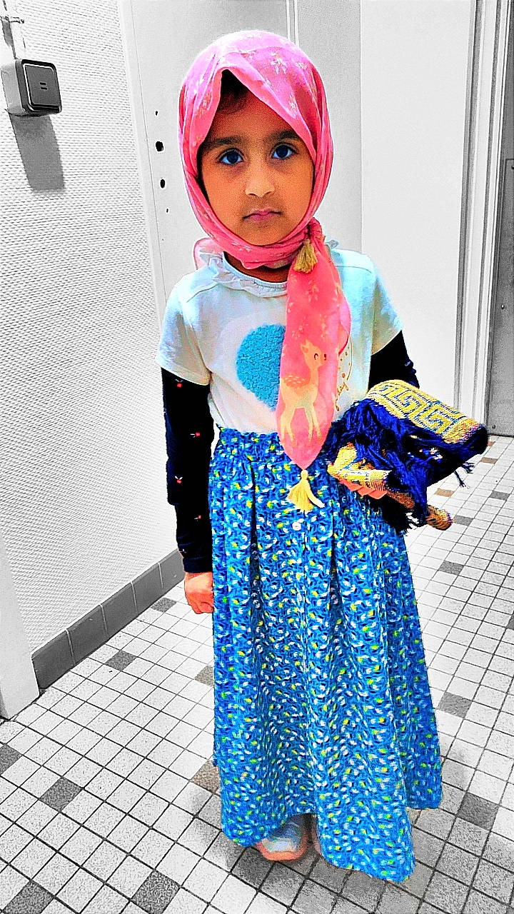 Nila participe au concours pour gagner de l'argent avec cette photo : azure, baby_toddler_clothing, blue, child, clothing, day_dress, dress, electric_blue, fashion, fashion_accessory, fashion_design, headwear, magenta, one_piece_garment, outerwear, pattern, person, purple, sleeve, toddler