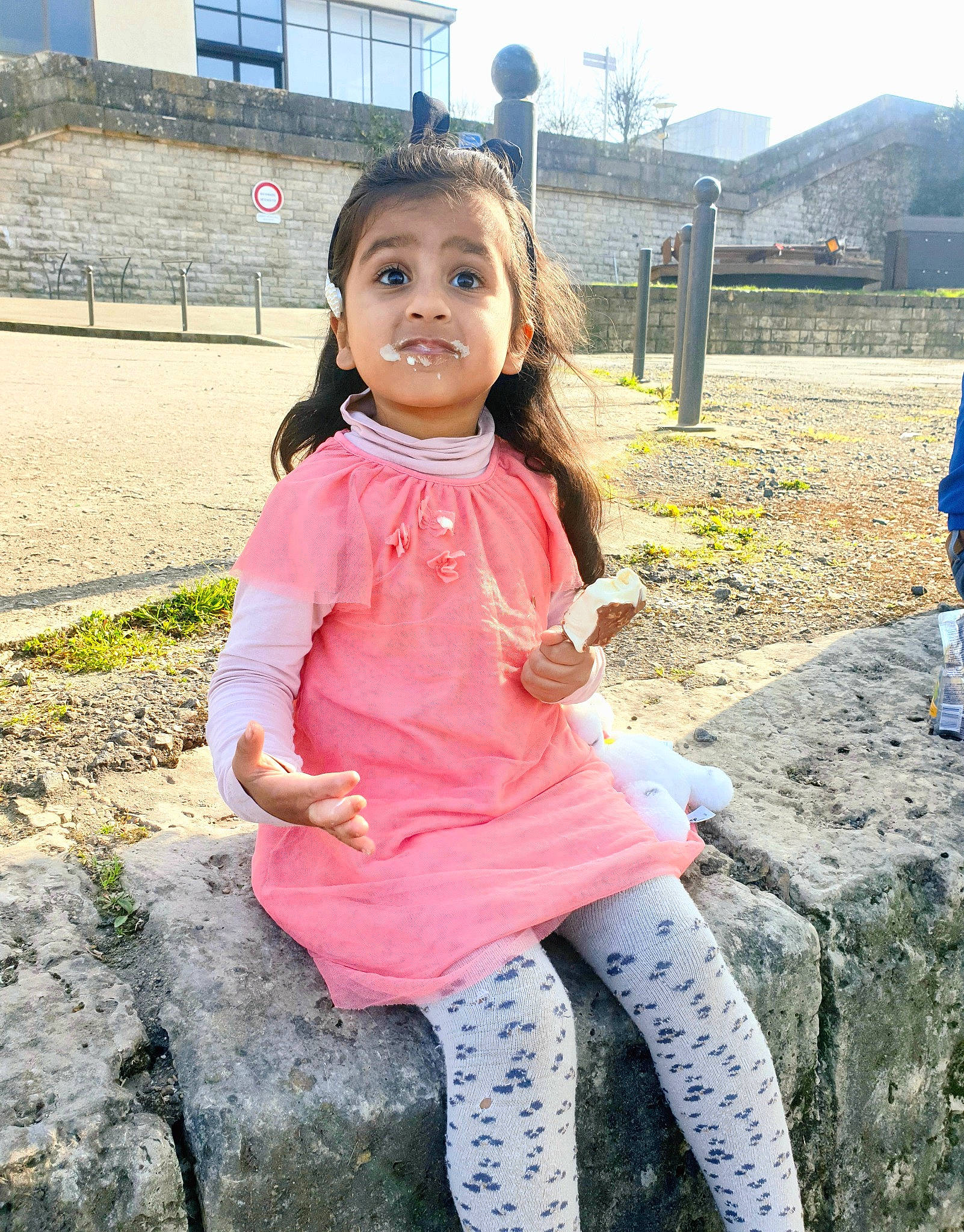 Nila a rejoint le concours — aidez-le/la à gagner de superbes lots ! child, fun, grass, happy, jewellery, leisure, magenta, people_in_nature, person, photo_shoot, pink, plant, portrait_photography, recreation, sitting, sky, soil, toddler, tourism, tree
