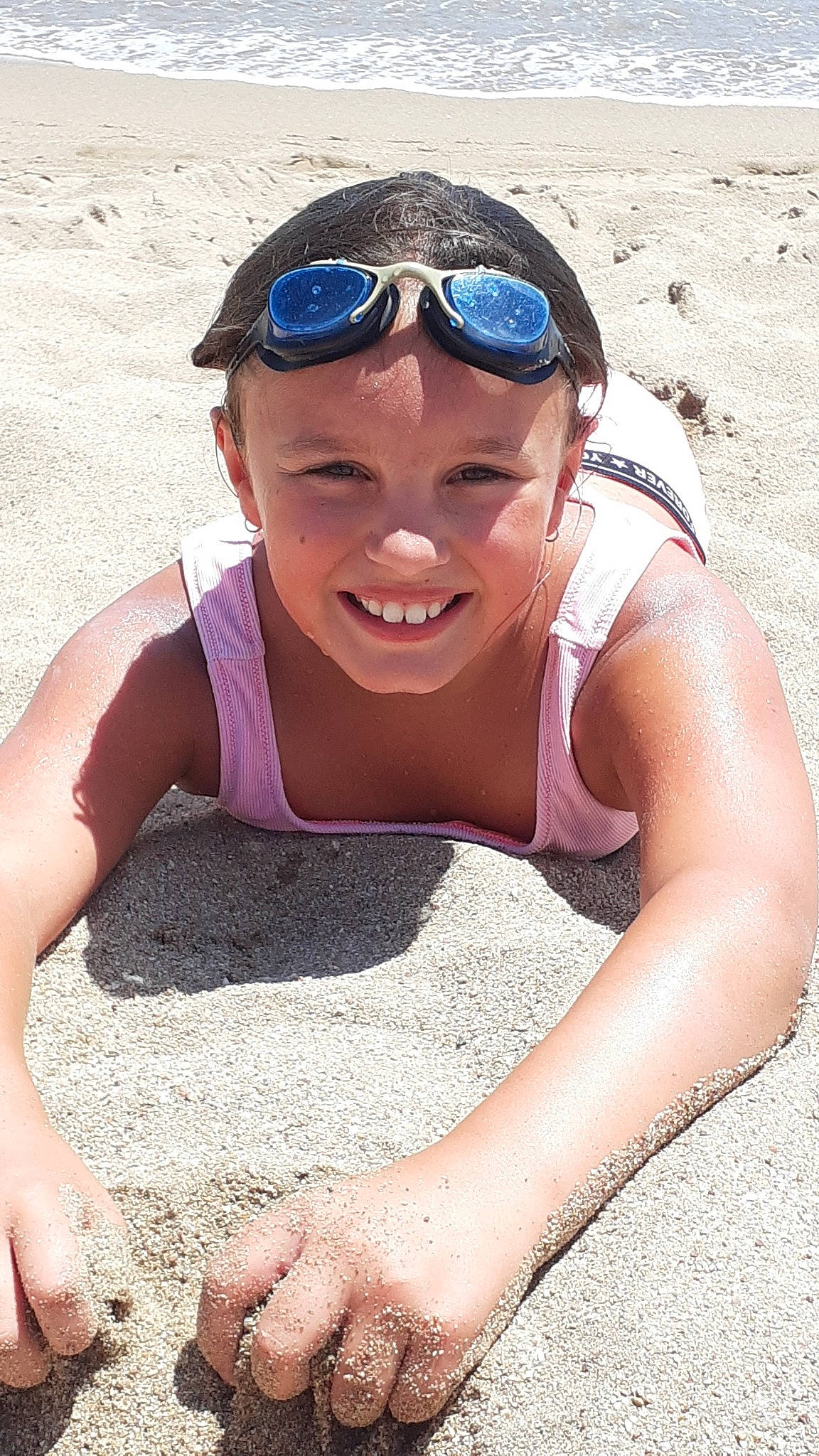 Orlane participe au concours pour gagner de l'argent avec cette photo : cap, cool, eyewear, finger, fun, glasses, goggles, hand, happy, headgear, headwear, joy, leisure, people_in_nature, people_on_beach, person, pink, recreation, smile, summer