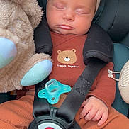 Zoé a rejoint le concours — aidez-le/la à gagner de superbes lots ! baby, bear, bow, car_seat, child, clothing, cute, face, hands, headband, indoors, infant, pacifier, peaceful, portrait, resting, safety, seatbelt, sleeping, stuffed_animal
