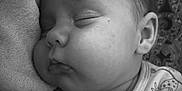 Zoé a rejoint le concours — aidez-le/la à gagner de superbes lots ! baby, sleeping, infant, closeup, face, peaceful, cozy, blanket, clothing, newborn, portrait, rest, soft, cute, child, human, skin, head, hand, indoors