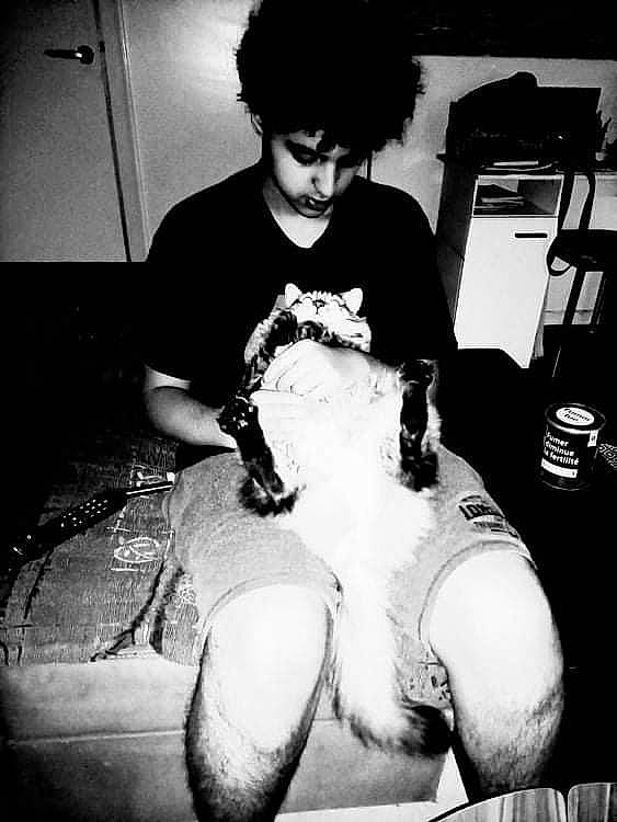 Grogros participe au concours pour gagner de l'argent avec cette photo : arm, black, black_and_white, black_hair, elbow, eyewear, human_body, human_leg, jaw, knee, monochrome, monochrome_photography, music, musician, snapshot, style, t_shirt, thigh, trunk, white