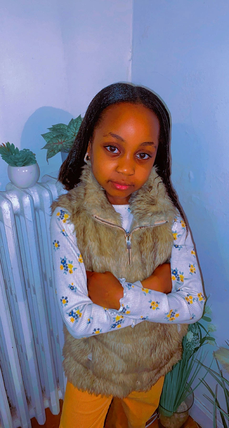 Perla participe au concours pour gagner de l'argent avec cette photo : black_hair, brown_hair, chair, child, chin, curtain, fashion_design, fur, hair, happy, head, houseplant, iris, jewellery, lip, long_hair, person, scarf, shawl, sitting