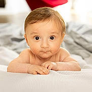 Léo a rejoint le concours — aidez-le/la à gagner de superbes lots ! baby, infant, face, hands, bed, blanket, curious, wide_eyes, skin, indoors, soft_light, cute, child, lying_down, close_up, expression, young, portrait, comfort, warm