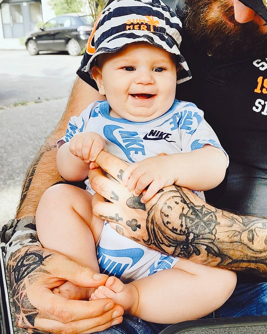 Dragan a rejoint le concours — aidez-le/la à gagner de superbes lots ! baby, baby_toddler_clothing, baseball_cap, blue, cap, child, cool, electric_blue, happy, headgear, headwear, human_leg, knee, pattern, person, skin, sleeve, smile, style, thigh