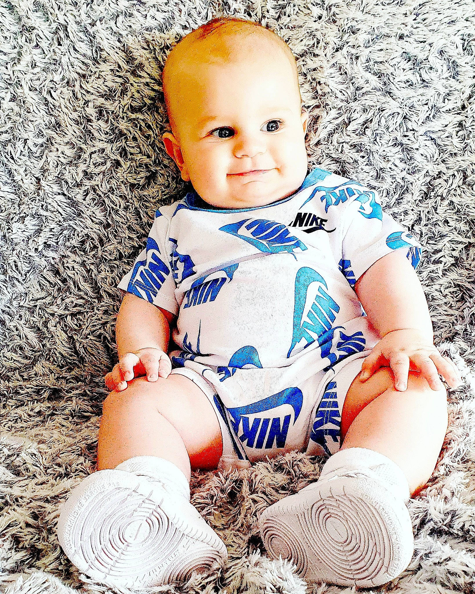 Dragan a rejoint le concours — aidez-le/la à gagner de superbes lots ! azure, baby, baby_toddler_clothing, child, face, finger, flash_photography, fun, grass, happy, head, people_in_nature, person, photograph, playing_with_kids, skin, sleeve, smile, standing, toddler