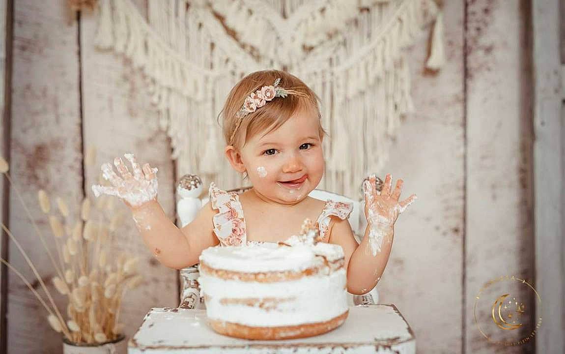 Ella a rejoint le concours — aidez-le/la à gagner de superbes lots ! baked_goods, birthday_cake, bridal_accessory, cake, cake_decorating, child, dessert, dress, event, flash_photography, food, happy, headgear, headpiece, jewellery, joy, party_supply, person, smile, sugar_cake
