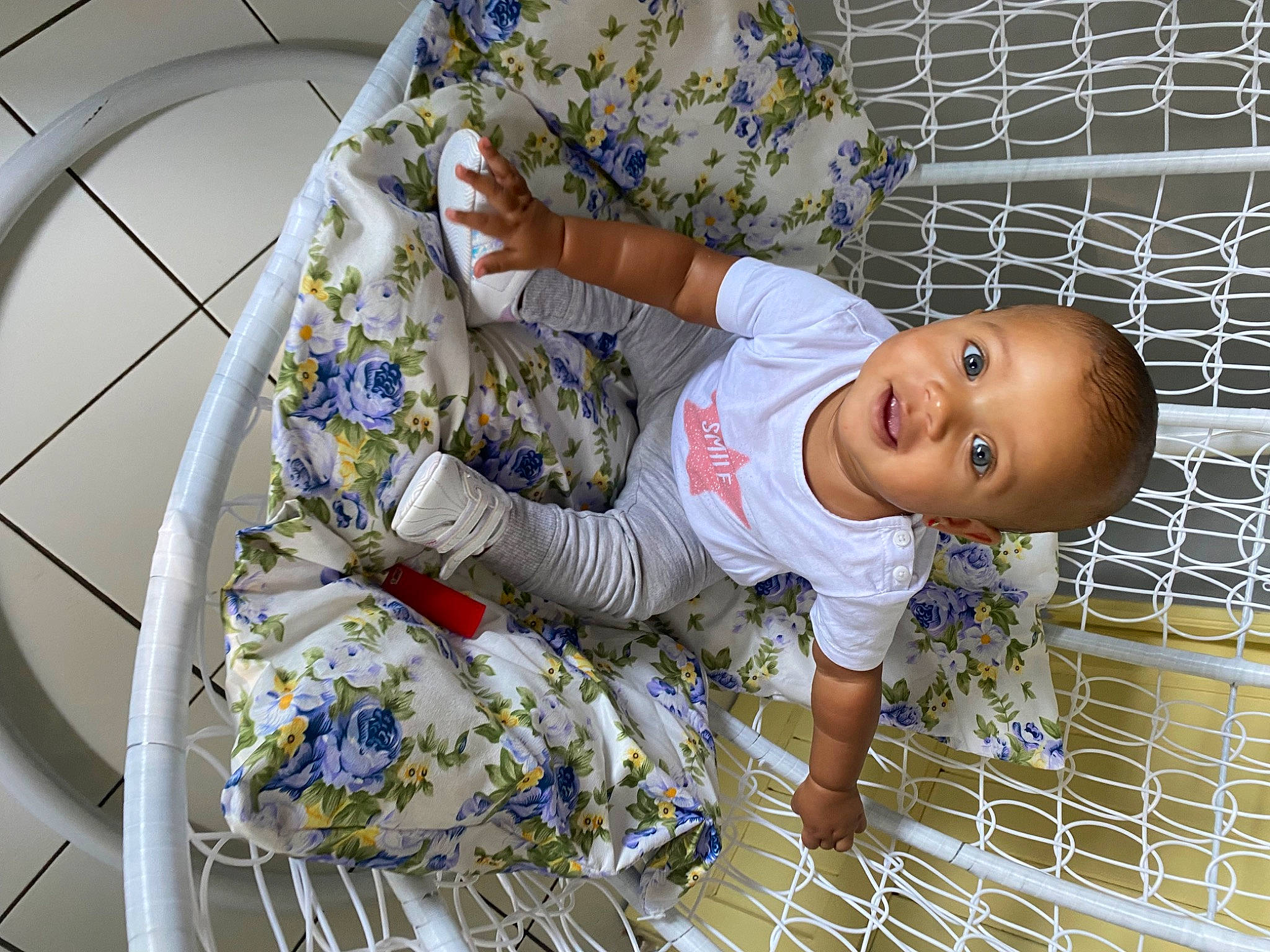 Lovaïnna participe au concours pour gagner de l'argent avec cette photo : baby, baby_products, baby_safety, baby_toddler_clothing, child, circle, comfort, dishware, flooring, fun, hat, linens, mesh, pattern, person, play, sitting, sleeve, smile, t_shirt