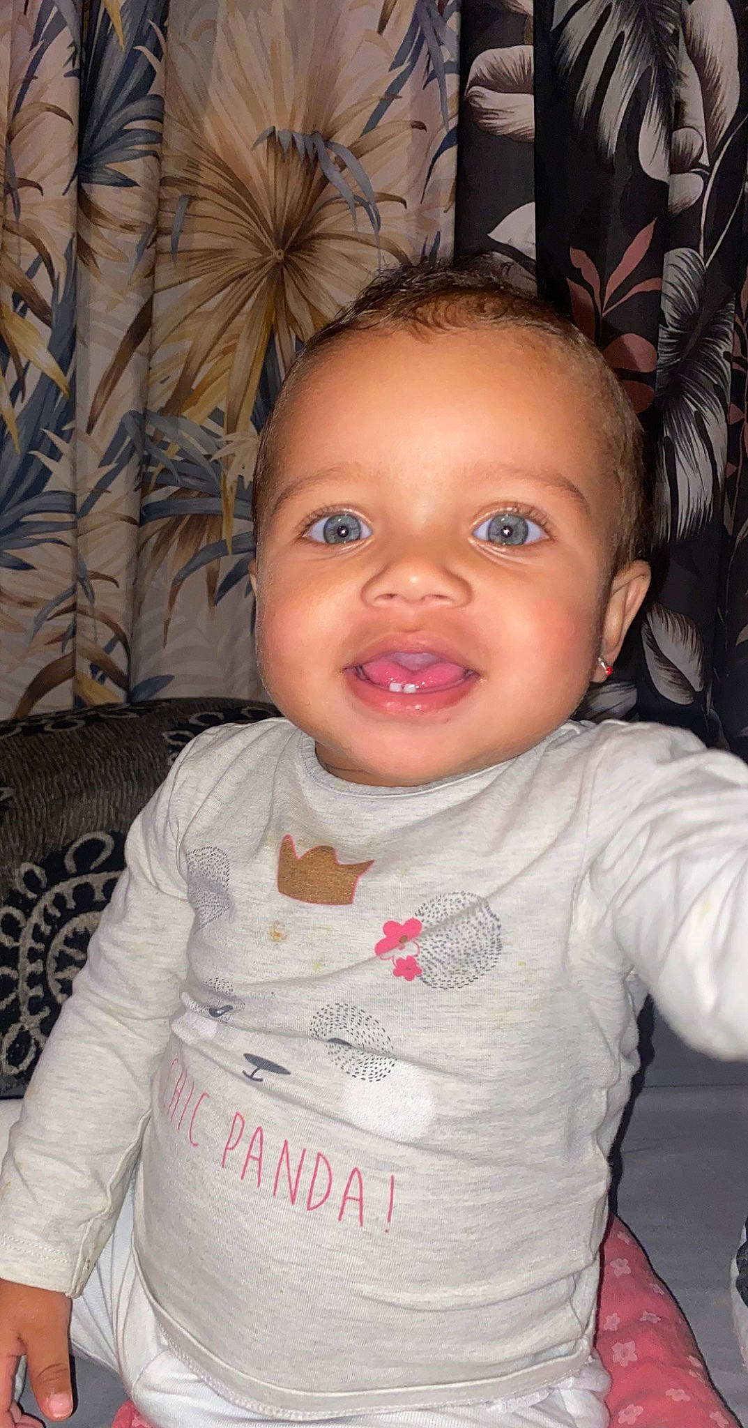 Lovaïnna a rejoint le concours — aidez-le/la à gagner de superbes lots ! baby, baby_toddler_clothing, cheek, chin, ear, eye, eyebrow, eyelash, facial_expression, forehead, hairstyle, head, human_body, iris, lip, mouth, nose, person, skin, sleeve