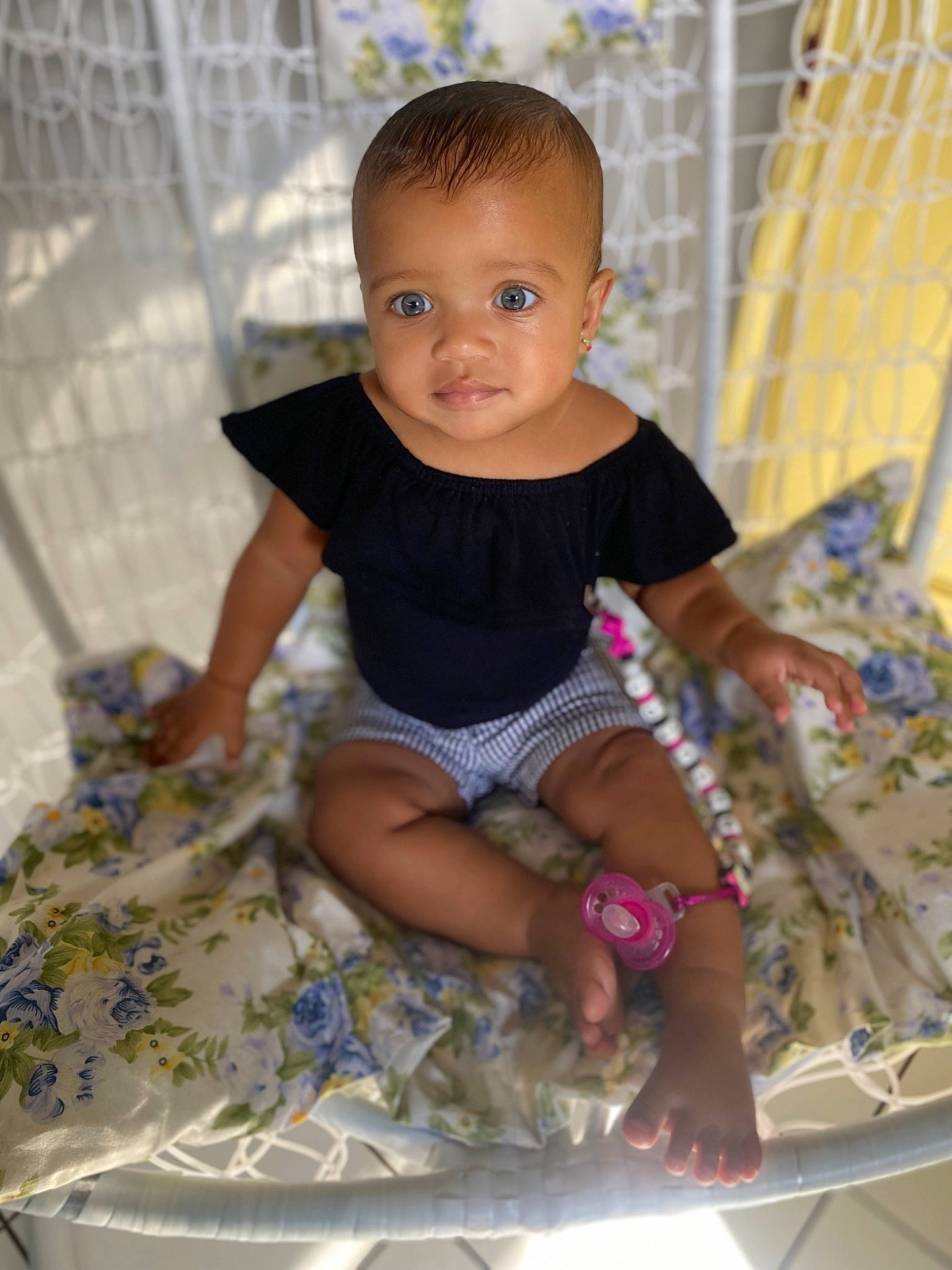 Lovaïnna participe au concours pour gagner de l'argent avec cette photo : baby, baby_toddler_clothing, cheek, child, comfort, face, flooring, fun, happy, head, iris, leisure, pattern, person, product, shorts, sitting, skin, sleeve, t_shirt