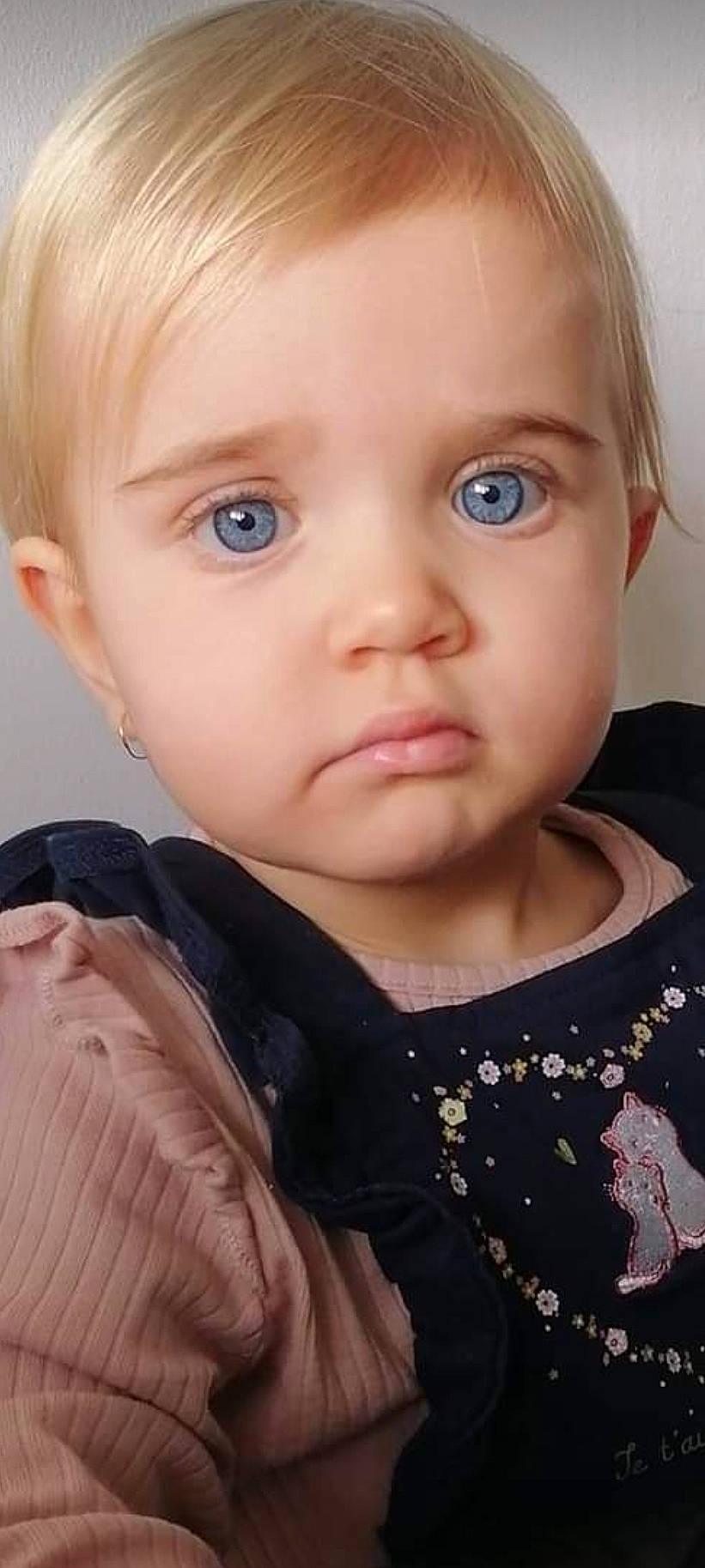 Victoria participe au concours pour gagner de l'argent avec cette photo : baby, baby_toddler_clothing, blond, brown_hair, cheek, child, ear, eyelash, fun, human, iris, jaw, lip, mouth, neck, no_expression, nose, person, skin, sleeve