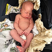 Mylan a rejoint le concours — aidez-le/la à gagner de superbes lots ! baby, newborn, sleeping, car_seat, blanket, diaper, infant, soft_texture, animal_print, peaceful, cozy, child, person, indoors, cute, relaxing, resting, small_hands, bare_skin, head