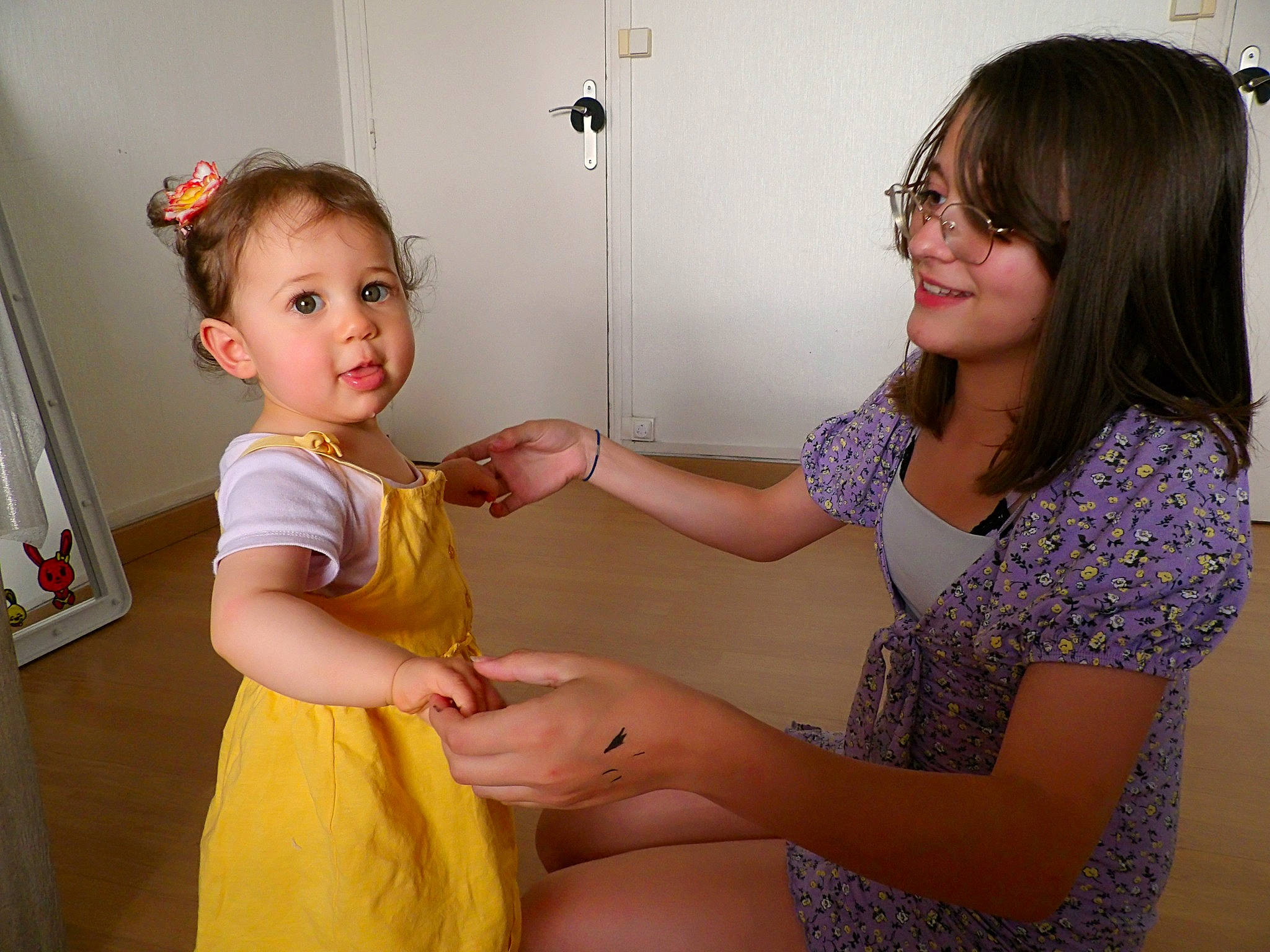 Julia a rejoint le concours — aidez-le/la à gagner de superbes lots ! arm, baby_toddler_clothing, child, dress, event, fashion_design, fun, gesture, hair, hand, happy, interaction, joint, joy, neck, person, shoulder, skin, smile, thumb