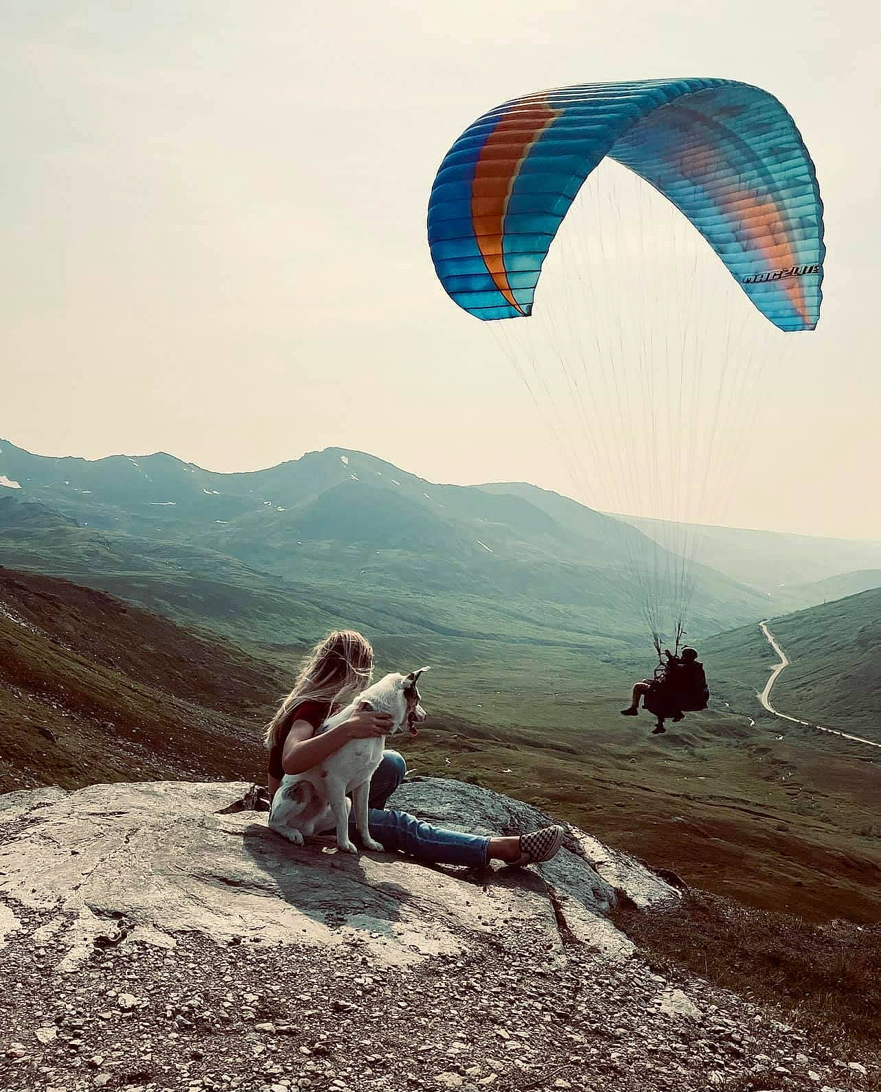 Gunnar is registered to the contest to win money with this photo: fun, grassland, highland, horizon, landscape, leisure, mountain, mountain_range, mountainous_landforms, outdoor_recreation, parachute, parachuting, paragliding, people_in_nature, recreation, sand, sky, slope, terrain, travel