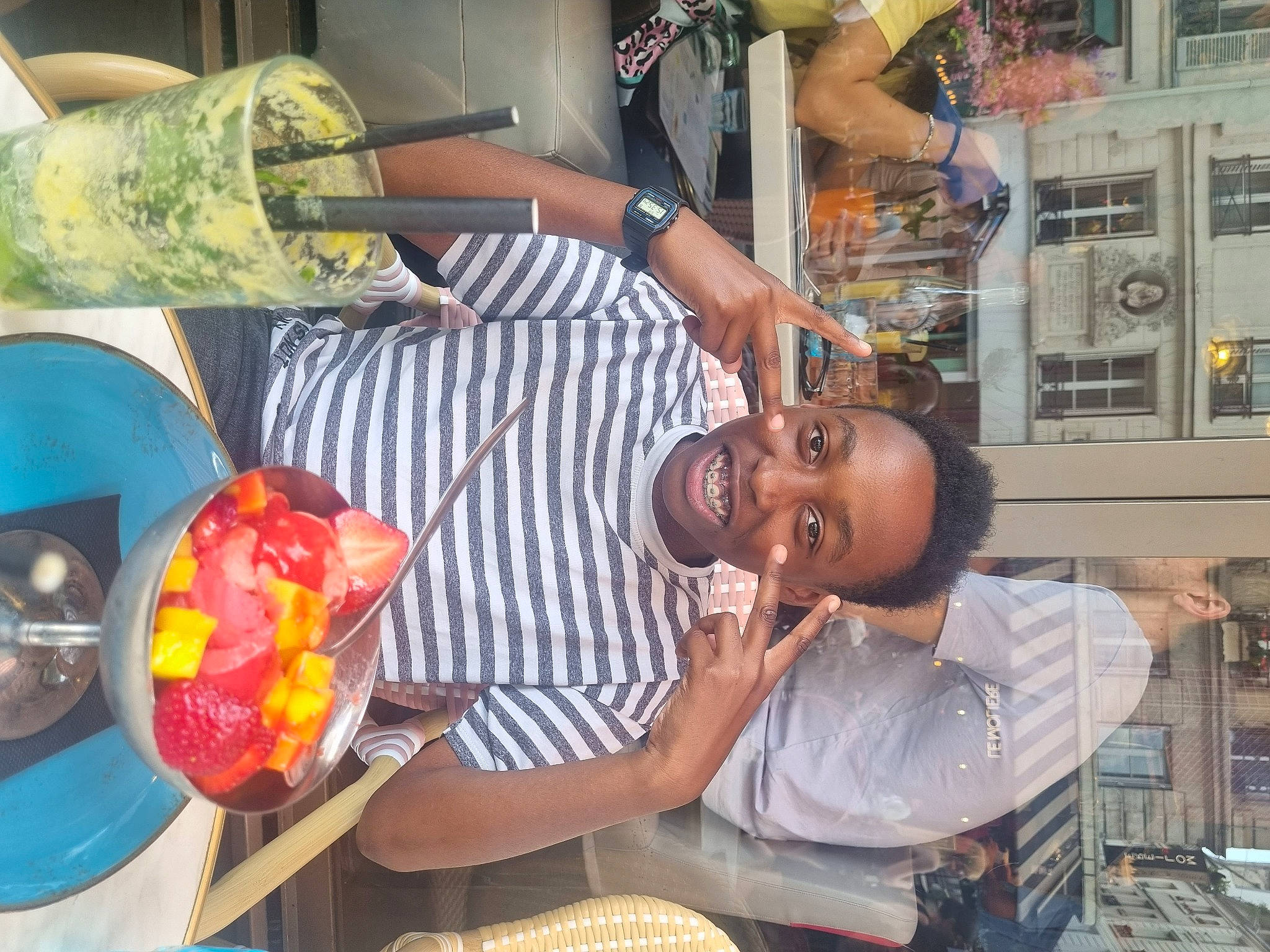 Pharell participe au concours pour gagner de l'argent avec cette photo : arm, chair, child, cuisine, event, eyewear, food, fun, joy, leisure, person, plastic, plate, room, sitting, t_shirt, tableware, visual_arts, watch