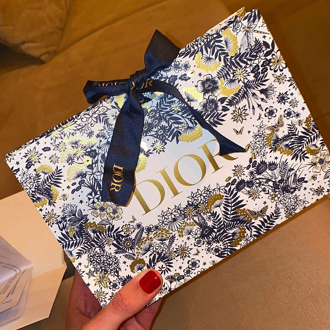 Olivia participe au concours pour gagner de l'argent avec cette photo : art, bag, craft, creative_arts, electric_blue, eyewear, fashion_accessory, fashion_design, finger, font, linens, motif, nail, paper, paper_product, pattern, rectangle, textile, visual_arts, wrist