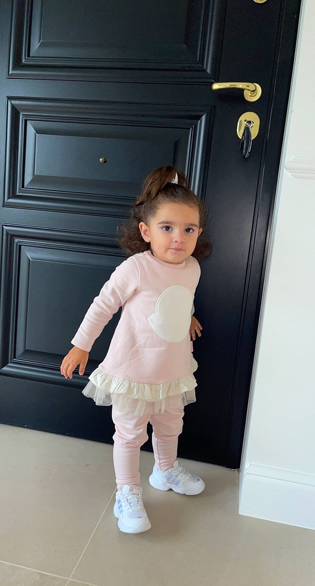 Olivia a rejoint le concours — aidez-le/la à gagner de superbes lots ! baby, baby_toddler_clothing, child, day_dress, door, fashion_design, flash_photography, formal_wear, gesture, happy, joint, leg, magenta, one_piece_garment, person, product, sleeve, sock, standing, toddler